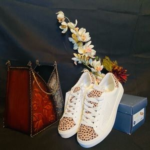 Women’s Cadey Lace up Sneakers-Universal Thread. 7